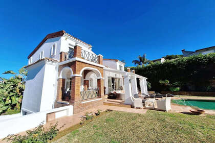 Cluster house for sale in Puerto Banús, Málaga. 