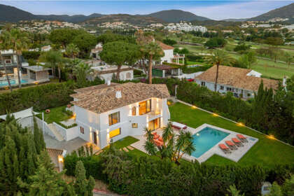 Cluster house for sale in Nueva andalucia, Málaga. 