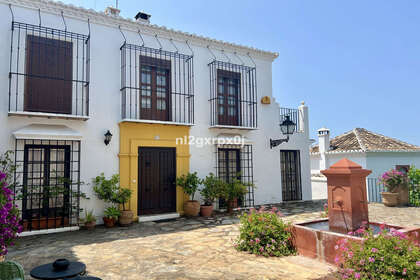 House for sale in Puerto Banús, Marbella, Málaga. 