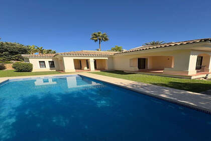 Cluster house for sale in Nueva andalucia, Málaga. 