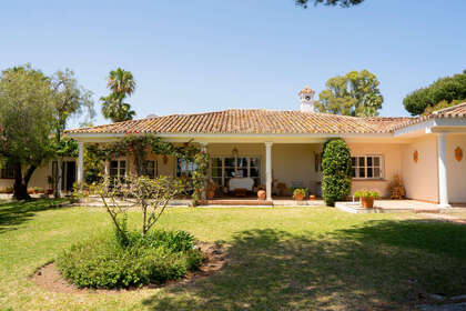 Cluster house for sale in El Paraiso, Estepona, Málaga. 