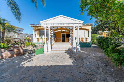 Cluster house for sale in Las Chapas, Málaga. 