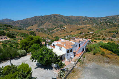 Cluster house for sale in Cómpeta, Málaga. 
