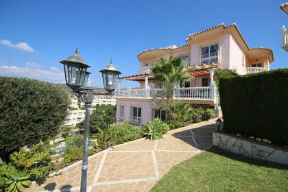 Cluster house for sale in Puerto de Cabopino, Marbella, Málaga. 