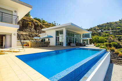 Cluster house for sale in Sayalonga, Málaga. 