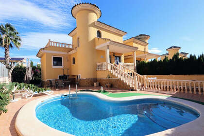 Cluster house for sale in Villamartín, Alicante. 