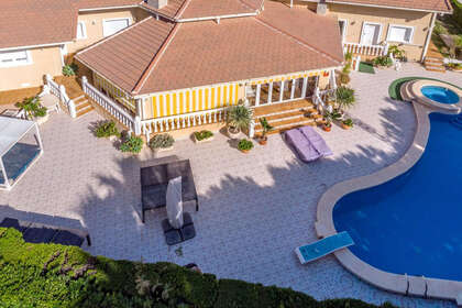 Cluster house for sale in Cabo Roig, Alicante. 