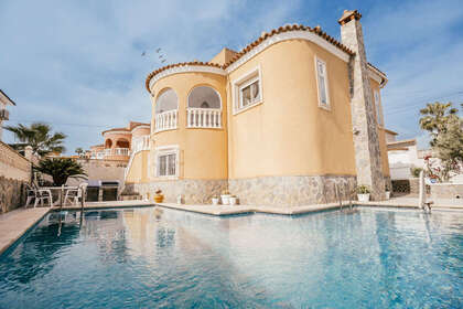 Cluster house for sale in Villamartín, Alicante. 