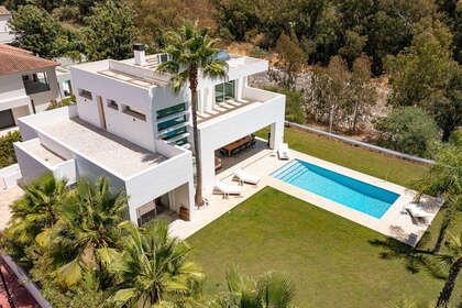 Cluster house for sale in Guadalmina, Málaga. 