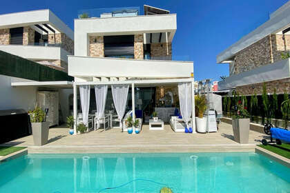 Cluster house for sale in Finestrat, Alicante. 