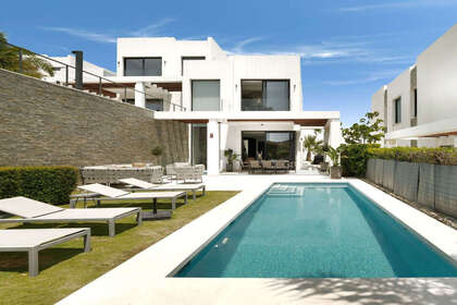 House for sale in Puerto de Cabopino, Marbella, Málaga. 
