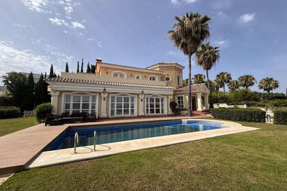 Cluster house for sale in Benalmádena, Málaga. 
