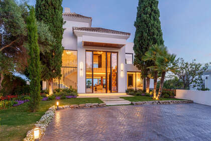 Cluster house for sale in Nueva andalucia, Málaga. 