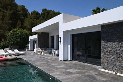 Cluster house for sale in Moraira, Alicante. 