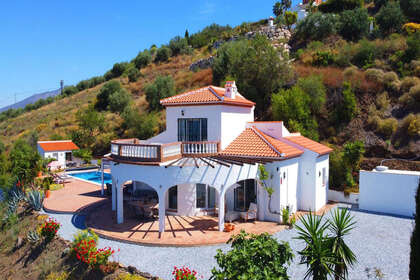 Cluster house for sale in Arenas, Málaga. 