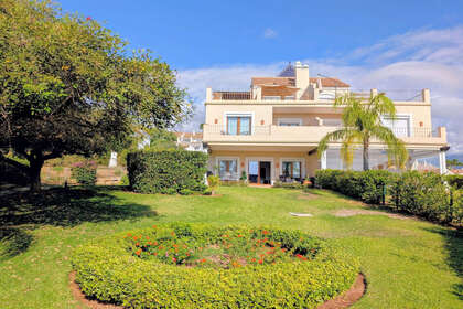 House for sale in El Paraiso, Estepona, Málaga. 