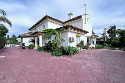 Cluster house for sale in Guadalmina, Málaga. 