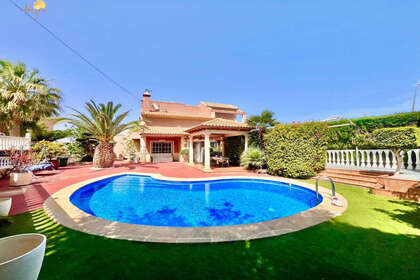Cluster house for sale in Torrevieja, Alicante. 