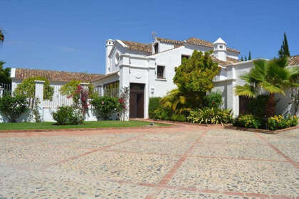 Cluster house for sale in Guadalmina, Málaga. 