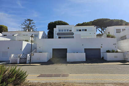 House for sale in Puerto de Cabopino, Marbella, Málaga. 