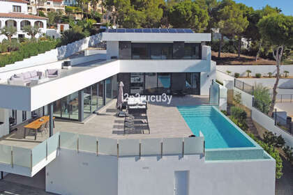 Cluster house for sale in Moraira, Alicante. 
