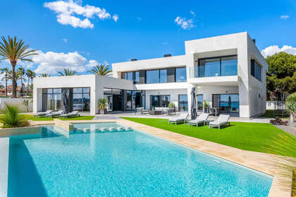Cluster house for sale in Cabo Roig, Alicante. 