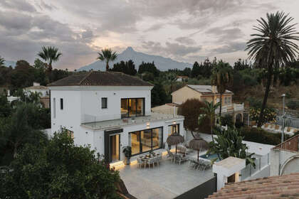 Cluster house for sale in Puerto Banús, Málaga. 