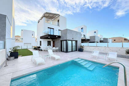 Cluster house for sale in Balones, Alicante. 