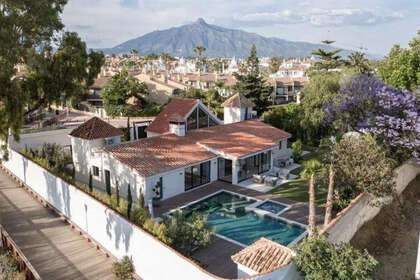 Cluster house for sale in Puerto Banús, Málaga. 