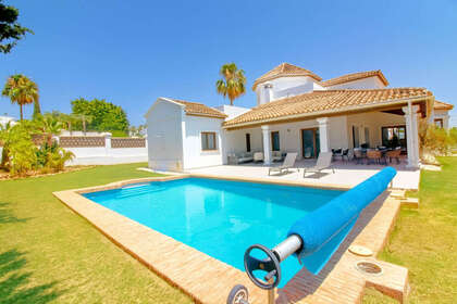 Cluster house for sale in El Paraiso, Estepona, Málaga. 
