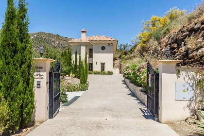 Cluster house for sale in Arenas, Málaga. 