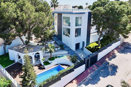 Cluster house for sale in Balones, Alicante. 