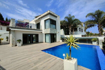 Cluster house for sale in Finestrat, Alicante. 