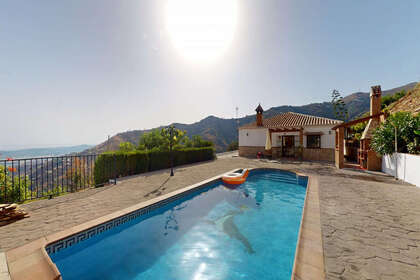 Cluster house for sale in Arenas, Málaga. 