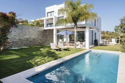 House for sale in Puerto de Cabopino, Marbella, Málaga. 