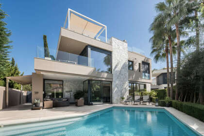 Cluster house for sale in Puerto Banús, Marbella, Málaga. 