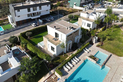 Cluster house for sale in Villamartín, Alicante. 