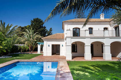 Cluster house for sale in Guadalmina, Málaga. 