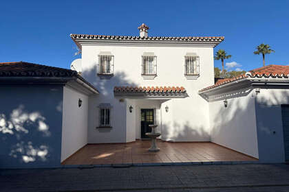 Cluster house for sale in El Paraiso, Estepona, Málaga. 
