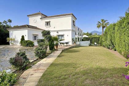 Cluster house for sale in Nueva andalucia, Málaga. 