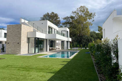 Cluster house for sale in Estepona, Málaga. 