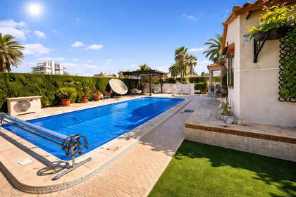 Cluster house for sale in Cabo Roig, Alicante. 