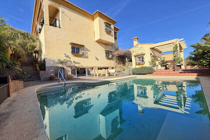 联排别墅 出售 进入 Rincón de la Victoria, Málaga. 