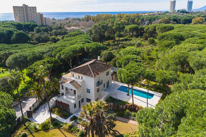 联排别墅 出售 进入 Hacienda Las Chapas, Marbella, Málaga. 