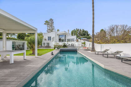 联排别墅 出售 进入 Guadalmina, Málaga. 