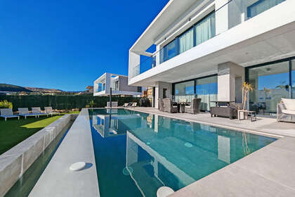 联排别墅 出售 进入 Valle Romano, Málaga. 