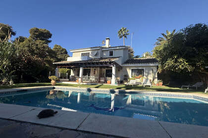 联排别墅 出售 进入 Calahonda, Mijas, Málaga. 