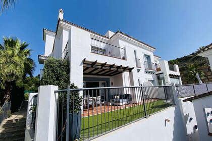 Apartment for sale in El Paraiso, Estepona, Málaga. 