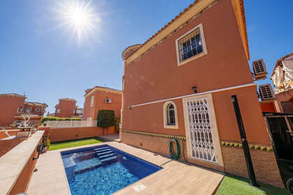 Řadový dům na prodej v Orihuela-Costa, Alicante. 
