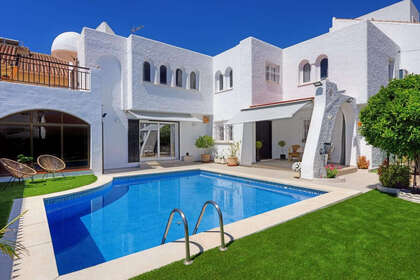 Таунхаус Продажа в Los Pacos, Fuengirola, Málaga. 